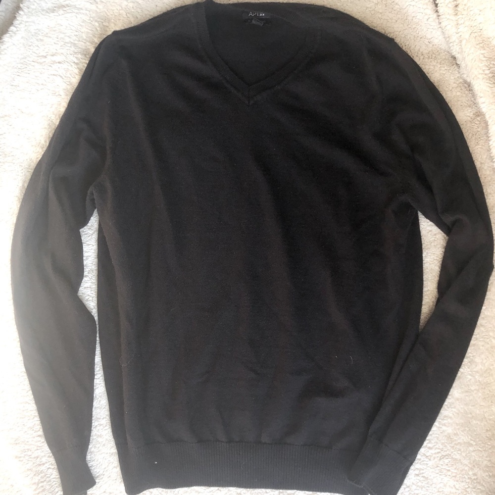 Black V neck sweater M apt 9 Marino Blend